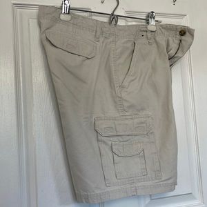 Mens Basic Edition brand crème shorts -size34